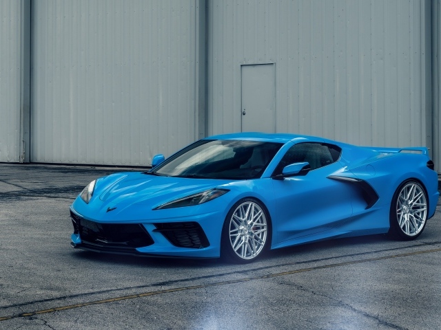 Синий Chevrolet Corvette C8 у серого здания