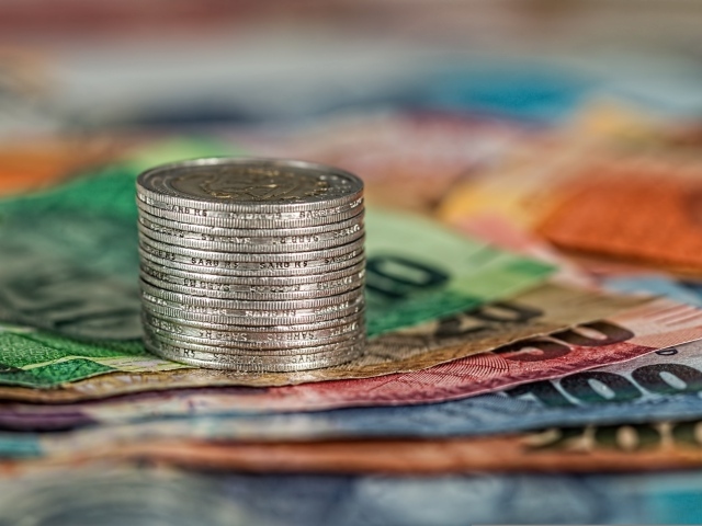 Монеты и купюры евро на столе