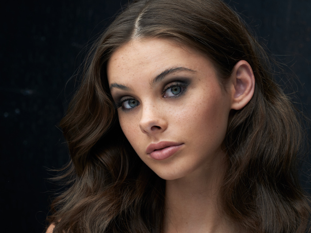 Милая девушка брюнетка с серыми глазами