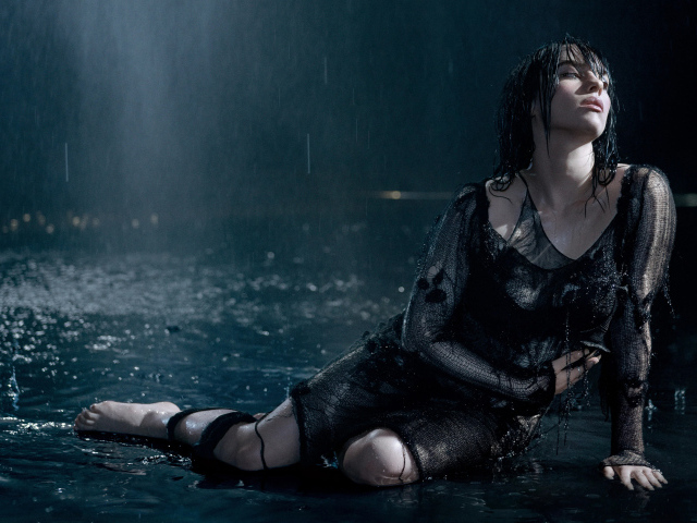 Певица Билли Айлиш в черном платье под дождем