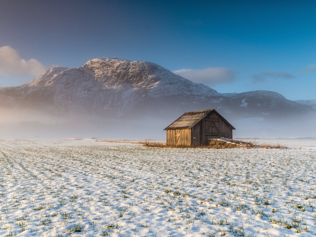 Деревянный дом в горах на снегу