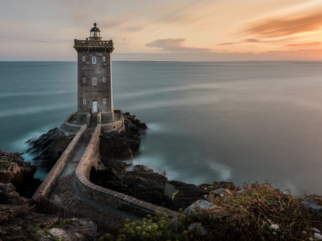Старинный маяк на берегу моря, Франция