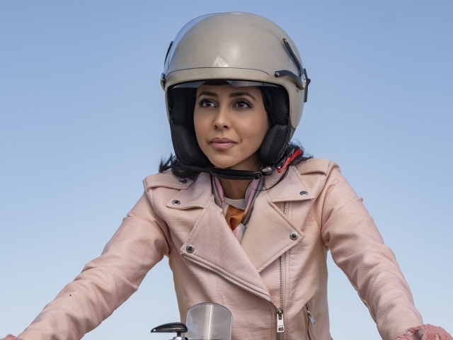 Актриса Джиа Сандху в шлеме на голубом фоне