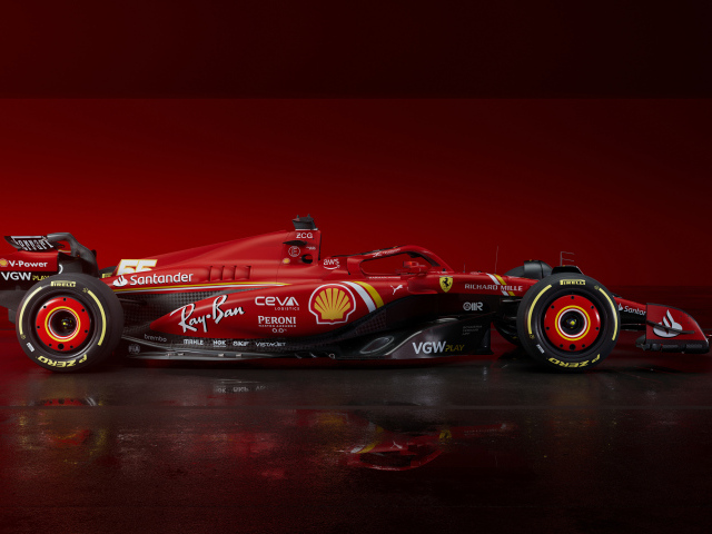 Красный гоночный автомобиль Ferrari SF-24 2024 года вид сбоку