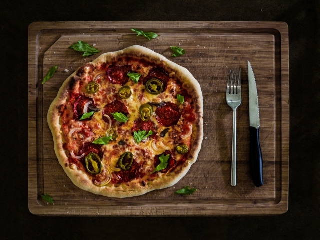 Пицца с сыром и овощами на деревянной доске