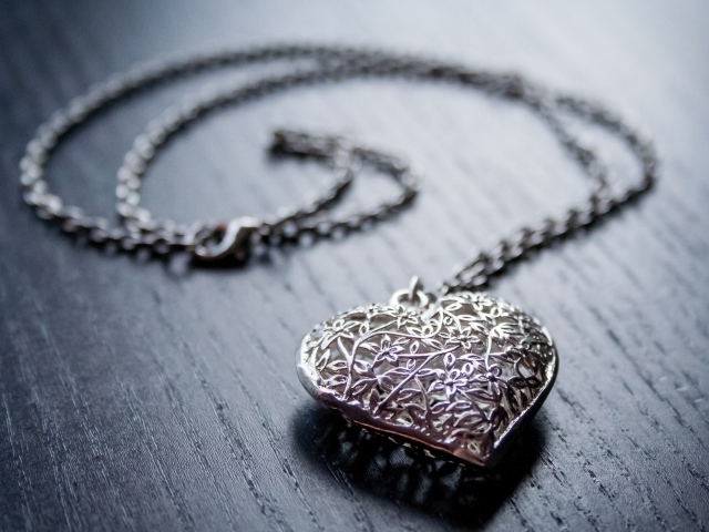 Красивая серебряная подвеска в форме сердца