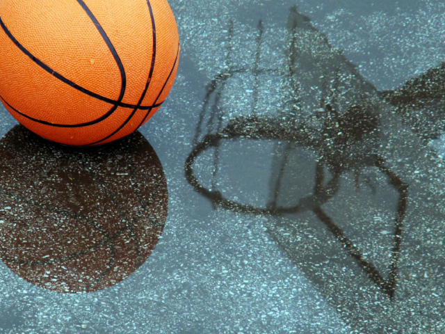 Баскетбольный мяч отражается в мокрой поверхности