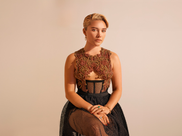 Милая молодая девушка актриса Флоренс Пью в платье