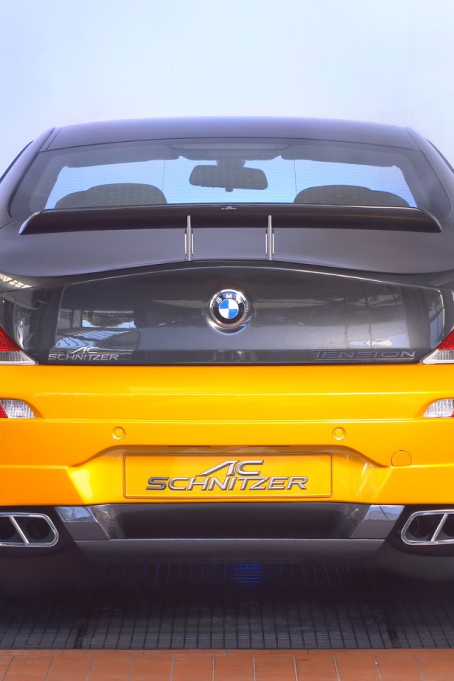 Автомобиль BMW вид сзади