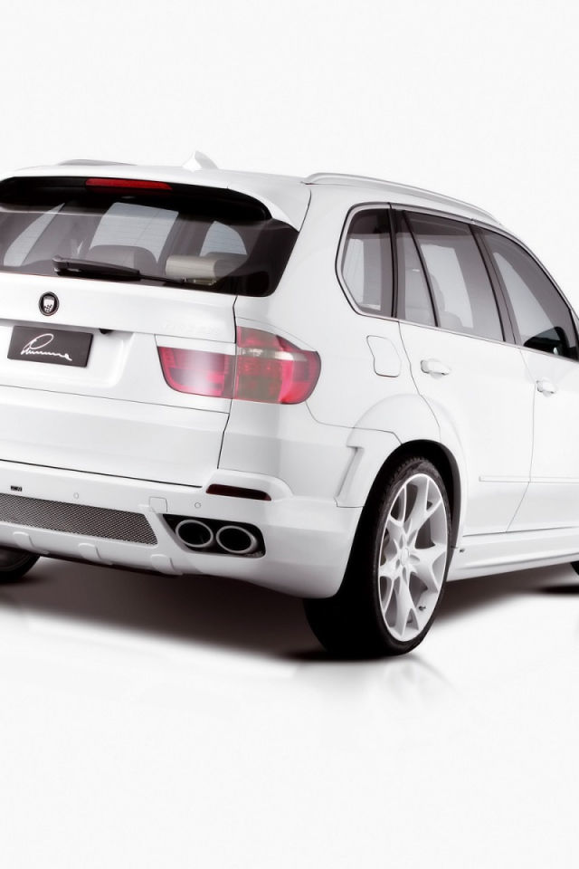 Белый БМВ Lumma