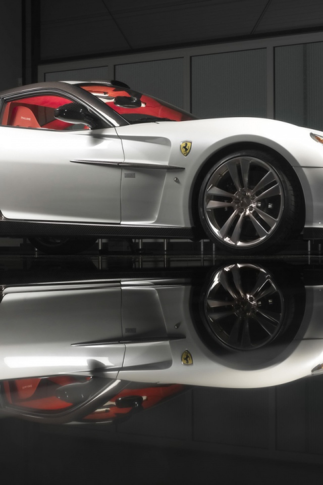 Белый Ferrari 599 GTB вид сбоку