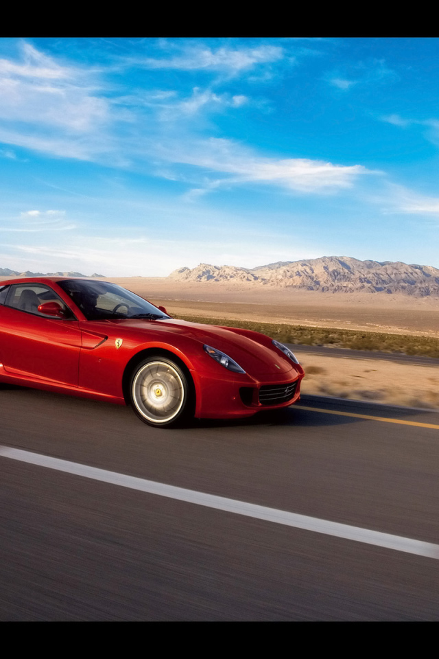 Автомобиль Ferrari GTB 599 на скорости