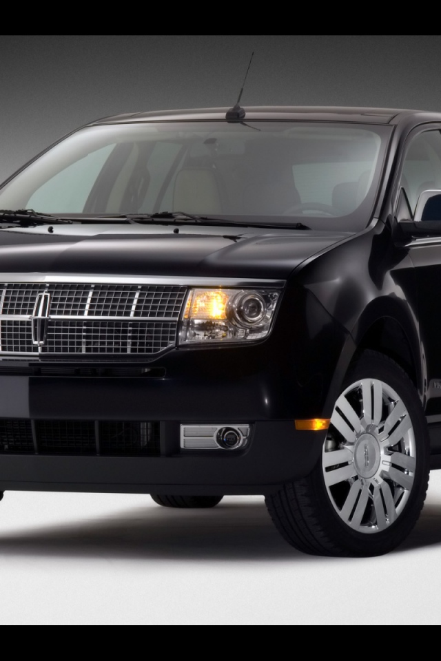 Черный Lincoln 2008 года