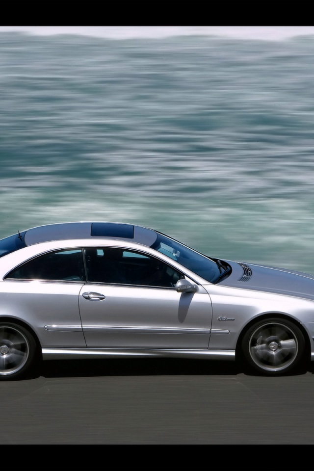 Крутой автомобиль Mercedes CLK