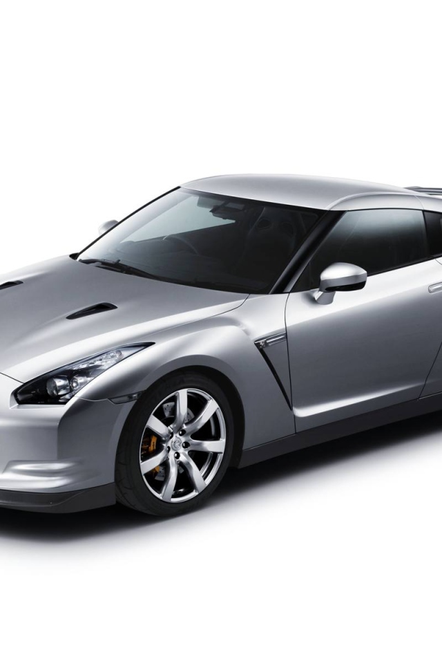 Серебристый Nissan GT