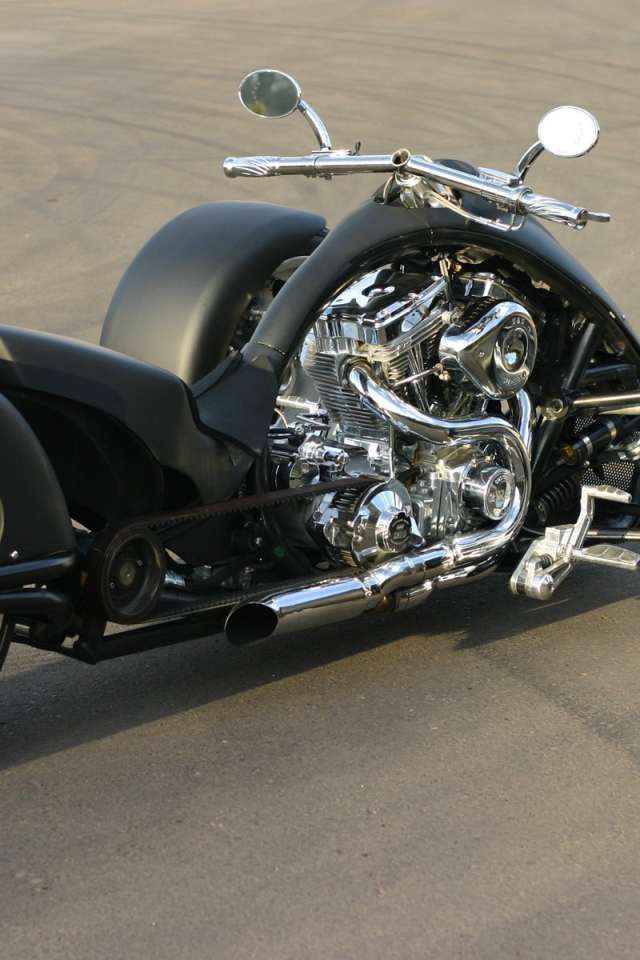 Черный трицикл