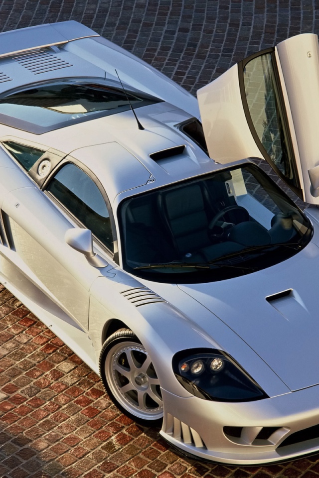 Серебрянный Saleen S7