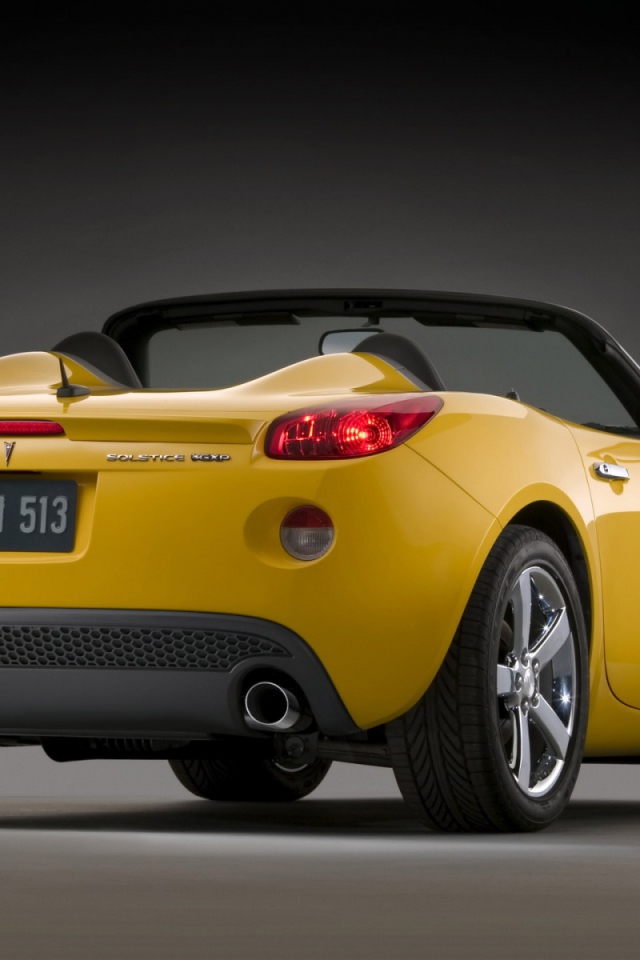 Желтый Pontiac Solstic