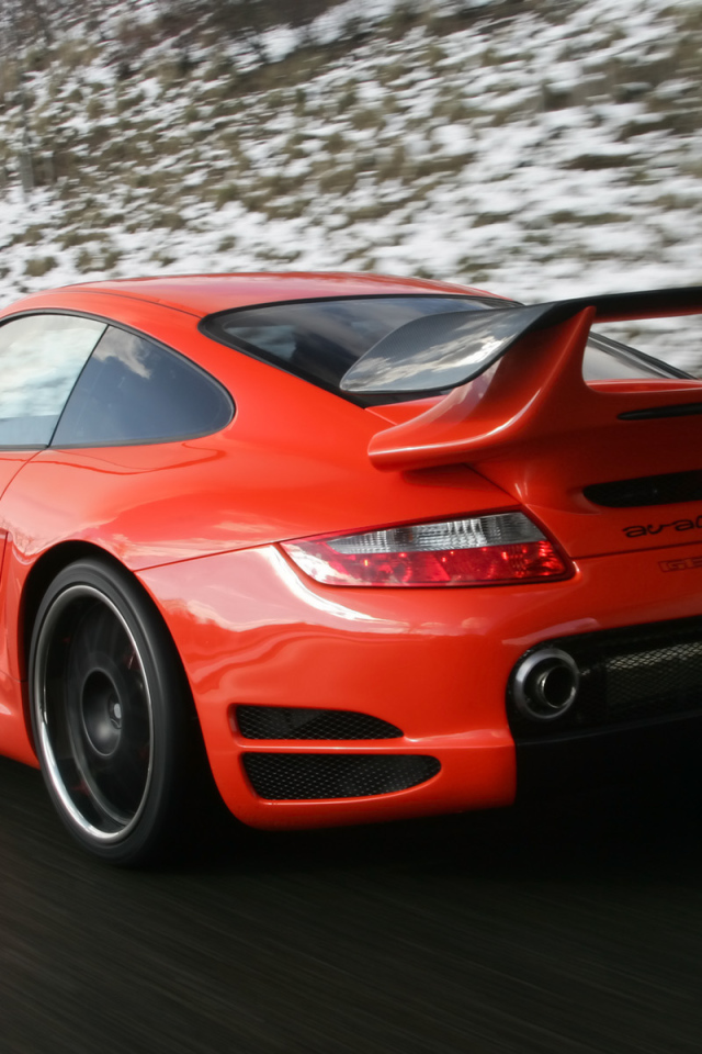 Красный Porsche на зимней дороге