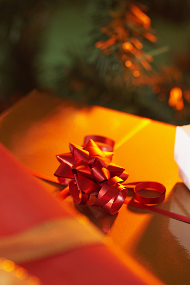 Подарочки под елкой