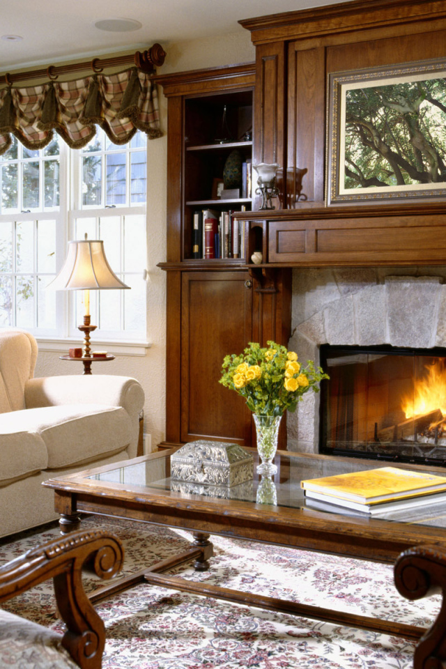 Интерьер зала с камином