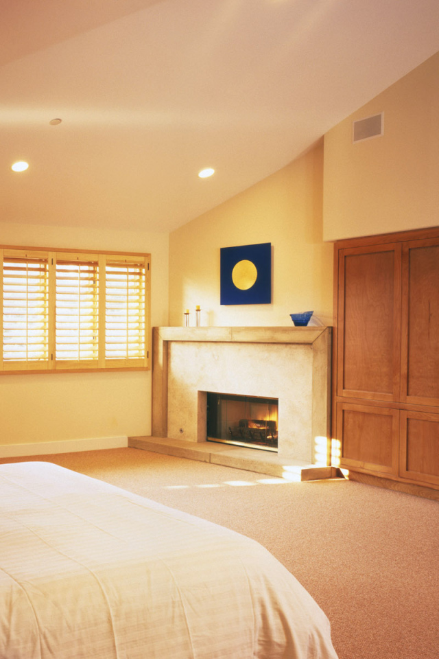 Просторная спальня с камином