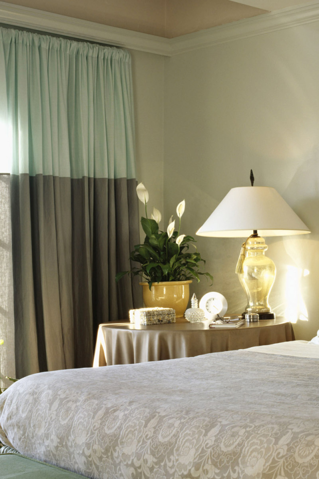 Двухцветные шторы в спальне
