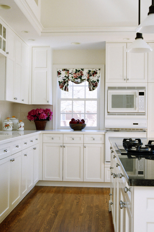 Кухня в белых тонах