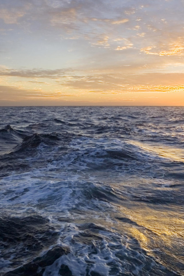 Глубокое синее море на закате