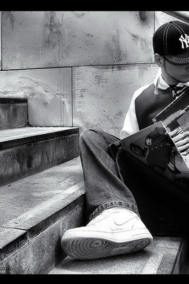 Парень с пластинкой