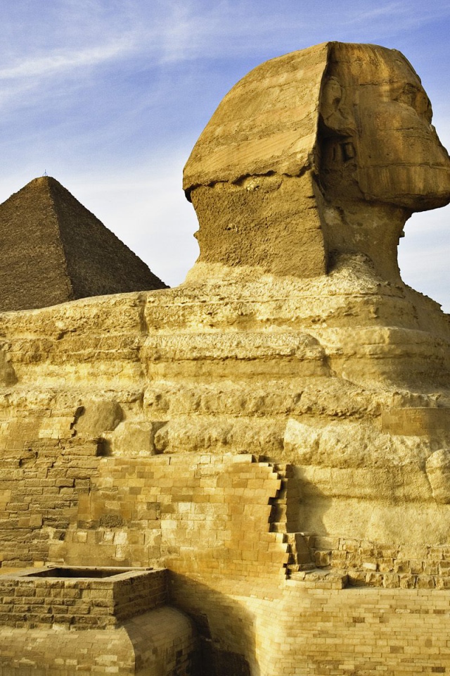 Сфинкс и пирамида
