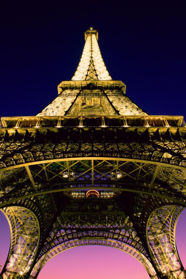 Вид снизу на башню