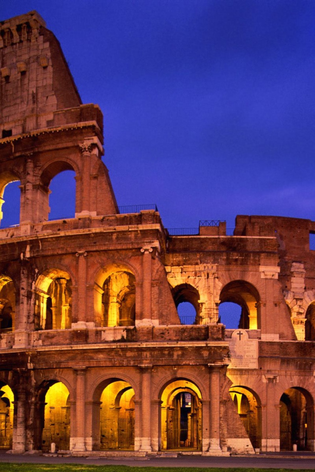 Римский Колизей ночью