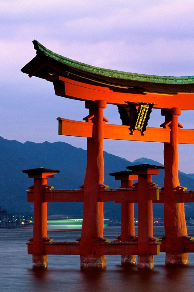 Великие Ворота, святыня Itsukushima, Miyajima, Япония