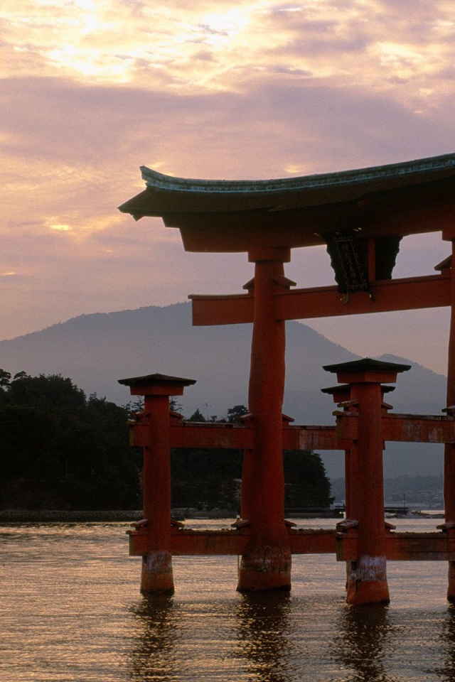 Святыня Miyajima на Закате, Японии