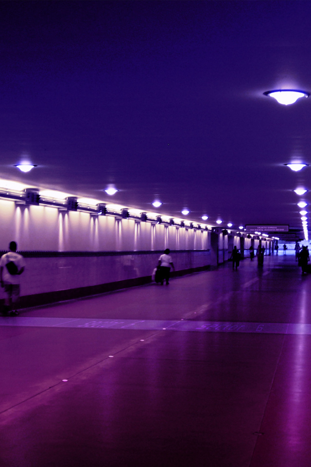 Перед следующей остановкой в метро