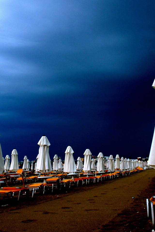 Пивные палатки в шторм