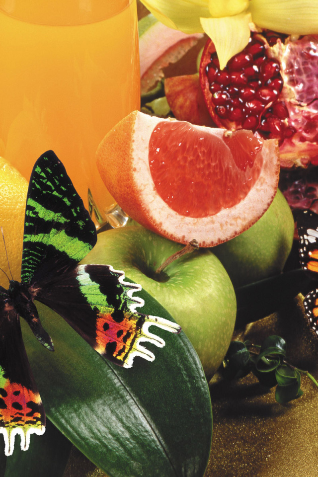 Маленькая бабочка на фруктах