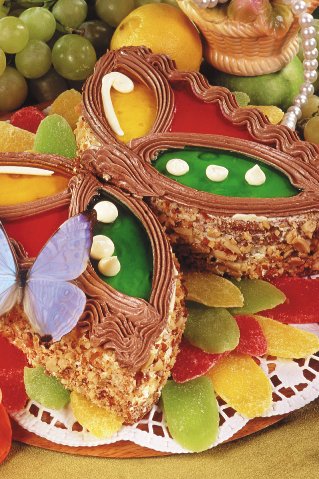 Бабочка на пироге