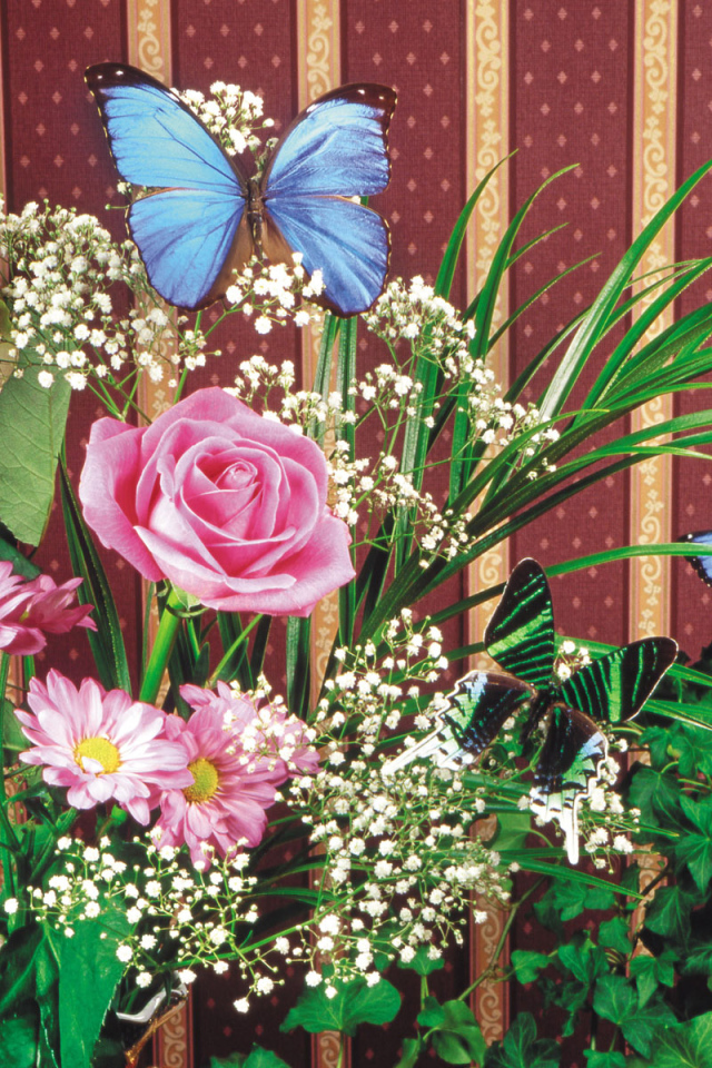 Бабочка на букете цветов