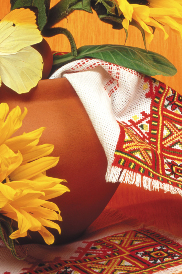 Красивая желтая бабочка на горшке