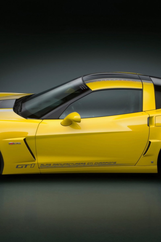 Желтый спорткар