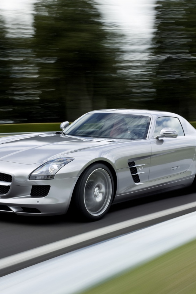 Авто Мерседес на дороге