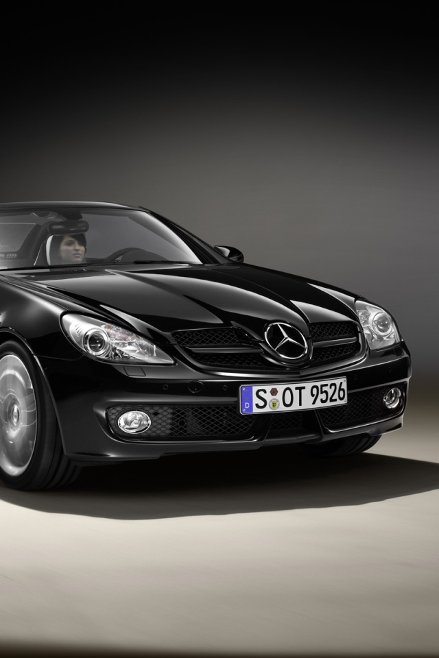 Девушка за рулем Мерседеса