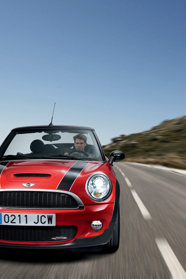 За рулем новенького Mini