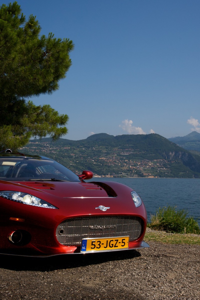 Красивый автомобиль у воды