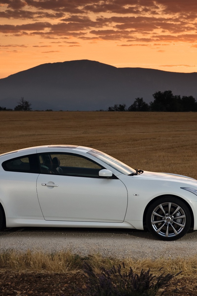 Белая автомашина