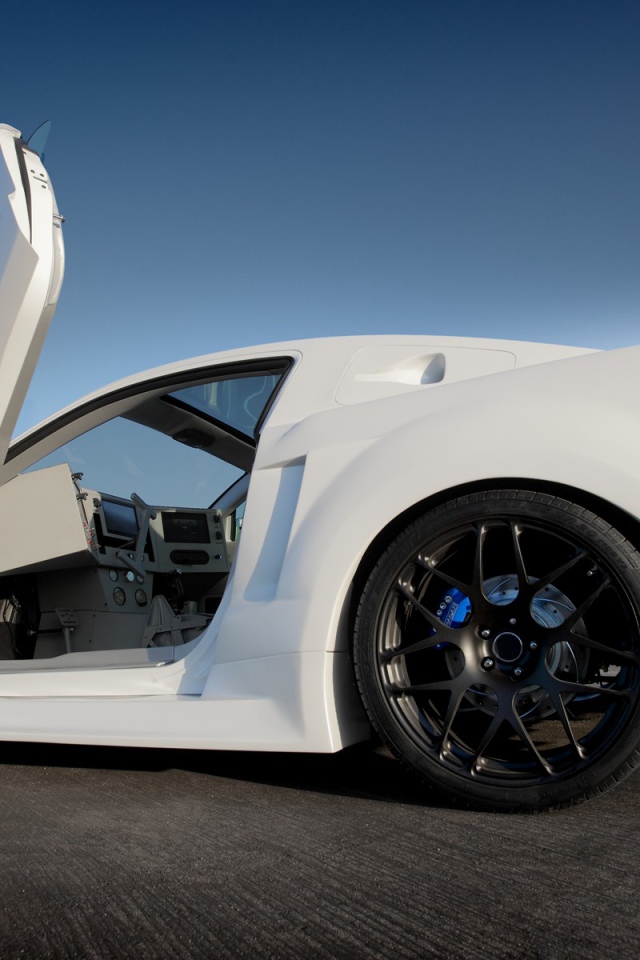 Белый спорткар