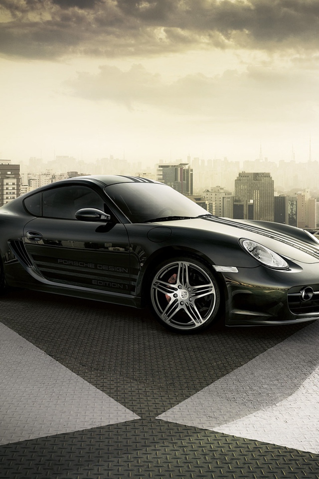 Спортивный авто на крыше здания