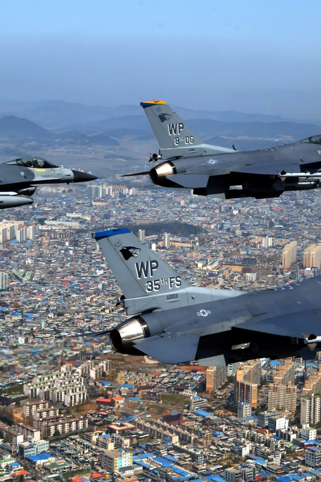 Военная авиация / полет над городом